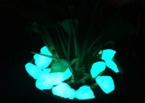 سنگ ریزه شب تاب ۵ تا ۸ میل  (بسته 100 گرمی)